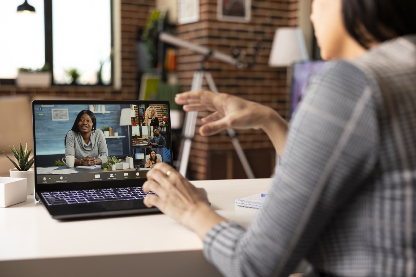 Team in fokussierter Workshop-Situation